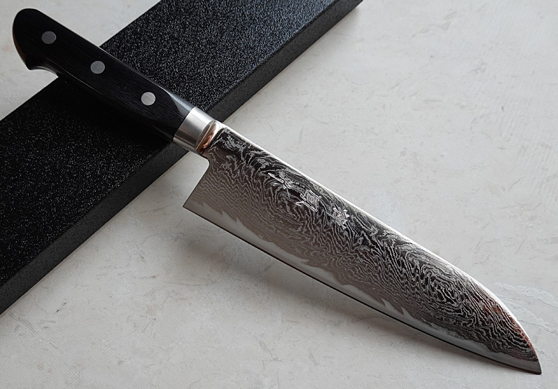 Japanese Santoku knife AUS10 Damascus steel with the case